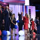 Donald Trump (centro), se encuentra con la exprimera dama estadounidense Melania Trump y su familia en la RNC 2024