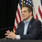 Andrew Cuomo en una conferencia de prensa