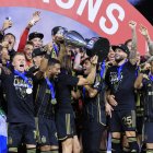 Ilie Sánchez #6 y Carlos Vela #10 del Los Angeles Football Club levantan el trofeo durante la ceremonia de entrega de premios tras ganar la final de la Copa Abierta de Estados Unidos contra el Sporting Kansas City el miércoles 25 de septiembre de 2024 en el BMO Stadium de Los Ángeles, California.