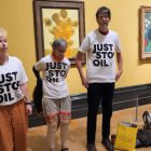 Activistas de Just Stop Oil tiran sopa sobre los cuadros de Van Gogh