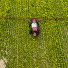 Un agricultor esparce pesticida en un campo en Centreville, Maryland.