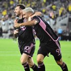 MLS: El delantero del Inter Miami Luis Suárez (9) celebra su gol en la segunda mitad contra el Columbus Crew con el delantero del Inter Miami Lionel Messi (10) en Columbus, Ohio.