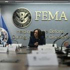 La vicepresidenta y candidata demócrata a la presidencia de EE.UU., Kamala Harris, asiste a una reunión informativa sobre los efectos del huracán 'Helene'.