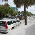 Huracán 'Milton': Un cargador de la Guardia Nacional del Ejército de Florida mueve escombros de la sección Pass-A-Grille de San Petersburgo antes de la llegada prevista del huracán Milton a mediados de esta semana el 7 de octubre de 2024 en Florida.