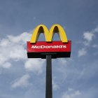 Foto de archivo de un cartel de McDonald's