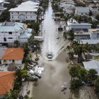 Huracán Milton: En esta foto aérea, un vehículo circula por una calle inundada tras el paso del huracán Milton, en Siesta Key, Florida, el 10 de octubre de 2024.