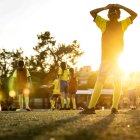 Imagen de archivo: Unas niñas participan en una sesión de práctica de fútbol.