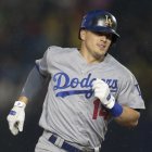 Kike Hernández de los Dodgers de Los Ángeles corre a la segunda base