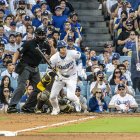 Ohtani corre durante un partido tras batear un lanzamiento.