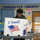 Imagen: Una persona deposita su voto en las primarias presidenciales demócratas en un colegio electoral el 3 de febrero de 2024 en West Columbia, Carolina del Sur.