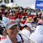 Voto Latino: un asistente luce una gorra de "Latinos por Trump" antes de un mitin de "Save America"