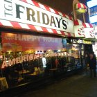 Un restaurante TGI Fridays a pie de calle