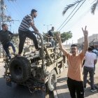 7 de Octubre: Un palestino celebra tras hacerse con el control de un vehículo militar israelí después de cruzar la valla fronteriza con Israel desde Jabalia, en el norte de la Franja de Gaza durante los ataques terroristas del 7 de Octubre.