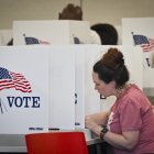 Elecciones Presidenciales 2024: Una persona vota durante la votación anticipada en un colegio electoral en la primera ronda de votación anticipada en un colegio electoral, 21 de octubre de 2024, en Deland, Florida.