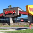 Fachada de un restaurant Denny's en San Jose, California.