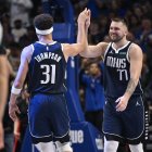 NBA | Thompson y Doncic celebran la victoria de los Mavericks en el primer partido de la temporada 2024-2025.