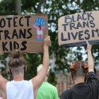 Imagen: Manifestantes con pancartas pidiendo la protección de los 'derechos' de los niños transgénero durante una protesta de Black Trans Lives Matter en Parliament Square, Londres, tras una serie de protestas de Black Lives Matter en todo el Reino Unido.