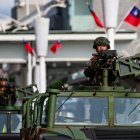 Vehículos militares patrullan frente al aeropuerto de Songshan en Taipei