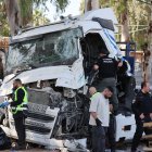 Equipos de emergencia después de que un camión a una multitud de personas en Ramat Hasharon.