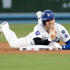 Shohei Ohtani se lesiona al intentar robar la segunda base en la séptima entrada.