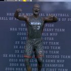 Estatua de Dwyane Wade frente al Kaseya Center