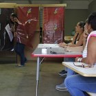 Una mujer sale de una cabina de votación después de emitir su voto durante el referéndum para el estatus político de Puerto Rico en un colegio electoral en Guaynabo, el 11 de junio de 2017.