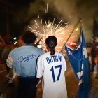 Los seguidores de los Dodgers de Los Ángeles celebran la victoria en las Series Mundiales de la Major League Baseball