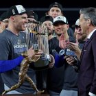 El primera base de los Dodgers de Los Ángeles Freddie Freeman (5) celebra con el Trofeo