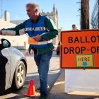 Elecciones Presidenciales 2024: Un recolector oficial de papeletas por correo en Cleveland, Ohio.