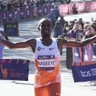 El fondista neerlandés Abdi Nageeye celebra su victoria en el maratón de Nueva York.