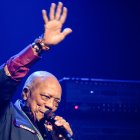 Quincy Jones se despide del público en una foto de archivo en el Montreux Jazz de 2019.