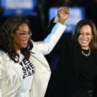 Oprah Winfrey junto con Kamala Harris en Filadelfia