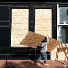 Comercios protegen sus negocios con chapas de madera en los cristales en D.C.