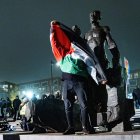 Un ultra del Ayax con una bandera Palestina previo del partido contra el Macabi de Tel Aviv