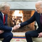 Elecciones presidenciales 2024: El presidente de EEUU, Joe Biden, estrecha la mano del presidente electo de EEUU, Donald Trump, durante una reunión en el Despacho Oval de la Casa Blanca en Washington, DC, el 13 de noviembre de 2024.