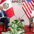 Joe Biden junto con la presidente peruana Dina Boluarte