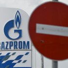 El logotipo del gigante energético ruso Gazprom  junto con una señal de stop.