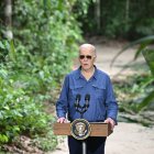 Joe Biden durante su visita a la selva amazónica en Manaus, Brasil