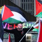 Manifestantes ondean banderas durante una concentración antiisraelí en Nueva York para conmemorar el primer aniversario del ataque del 7 de octubre de Hamás contra Israel el 7 de octubre de 2024. -