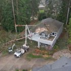 Árboles caídos sobre una vivienda en Lake Stevens, Washington State, tras el paso de un 'ciclón bomba'.