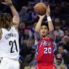 Copa NBA: El escolta de los Philadelphia 76ers Jared McCain (20) lanza el balón ante el alero de los Brooklyn Nets Noah Clowney (21) durante el último cuarto en el Wells Fargo Center