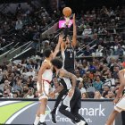 El pívot de los San Antonio Spurs Victor Wembanyama (1) lanza en la primera parte contra los Golden State Warriors en el Frost Bank Center.