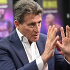 El presidente del Atletismo Mundial, Sebastian Coe, gesticula mientras habla durante una entrevista con AFP tras una rueda de prensa para presentar el Ultimate Championship, un nuevo evento atlético por equipos, en el Centro Nacional de Atletismo de Budapest, Hungría, el 22 de noviembre de 2024. El Presidente del Atletismo Mundial, Sebastian Coe, declaró el 22 de noviembre que el nuevo Campeonato Ultimate, presentado oficialmente por el organismo rector del deporte, cambiará las reglas del juego en el atletismo.