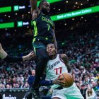 El escolta de los Boston Celtics Jaylen Brown (7) comete falta sobre el escolta de los LA Clippers Kevin Porter Jr. (77) en la segunda parte en el TD Garden.