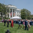 Joe y Jill Biden pasean junto a activistas trans bajo la bandera LGBT en la Casa Blanca