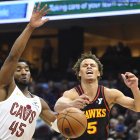 El escolta de los Cleveland Cavaliers Donovan Mitchell (45) le quita el balón al escolta de los Atlanta Hawks Dyson Daniels (5) en el primer cuarto en el Rocket Mortgage FieldHouse.