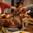 Familia en la cena de Acción de Gracias