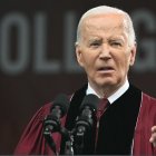 El presidente Joe Biden pronuncia un discurso durante la ceremonia de graduación del Morehouse College en Atlanta, Georgia, el 19 de mayo de 2024.