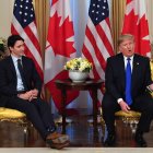 El presidente de Estados Unidos, Donald Trump (d), habla durante una reunión con el primer ministro de Canadá, Justin Trudeau, en Winfield House, Londres, el 3 de diciembre de 2019.