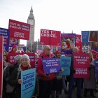 Los activistas que apoyan el proyecto de ley de suicidio asistido sostienen pancartas en una manifestación frente al Palacio de Westminster en el centro de Londres, el 29 de noviembre de 2024.